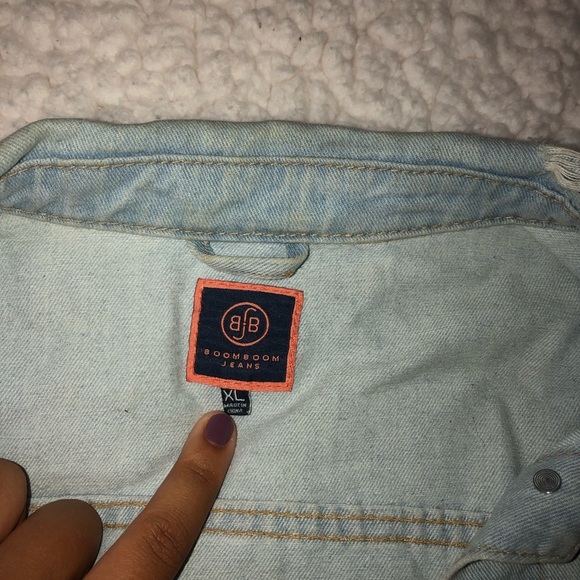 Distressed jean jacket SIZE: XL - Picture 2 of 5